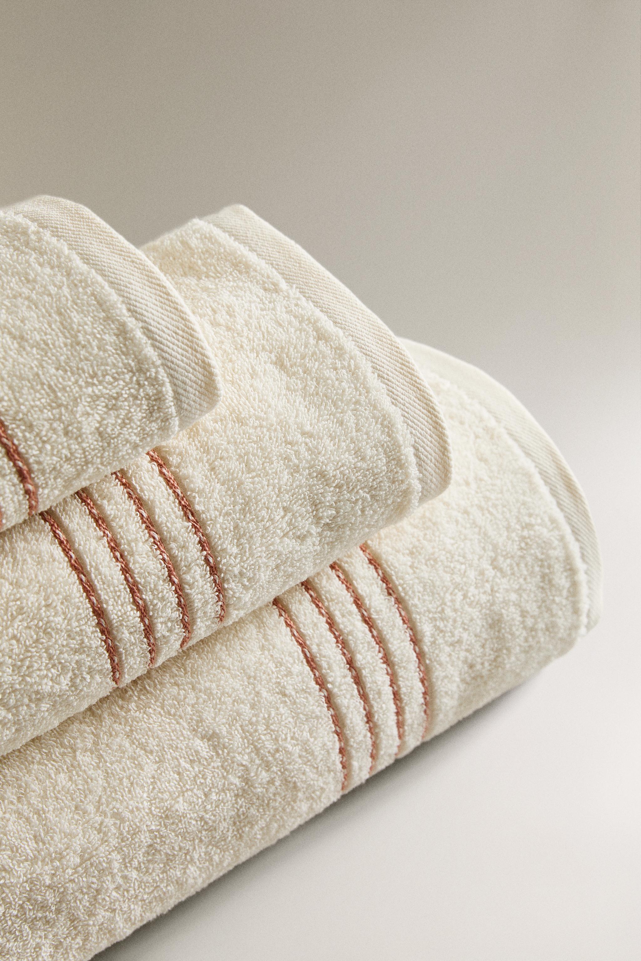 SERVIETTE DE BAIN AVEC PIPING CONTRASTÉ